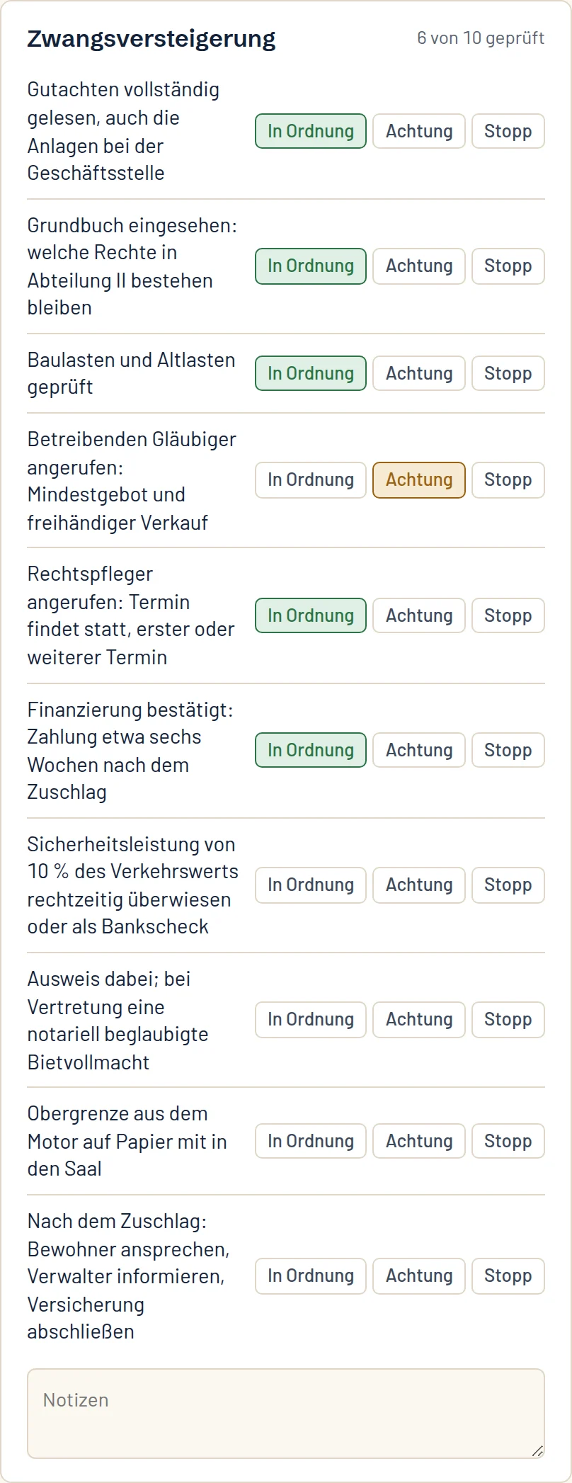 Die Checkliste für eine Zwangsversteigerung mit Punkten, die in Ordnung sind, und einem Punkt mit Achtung.